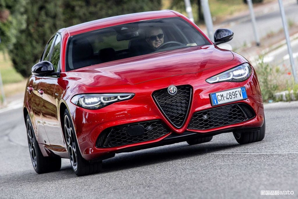 Alfa Romeo Giulia Veloce Q4 su strada