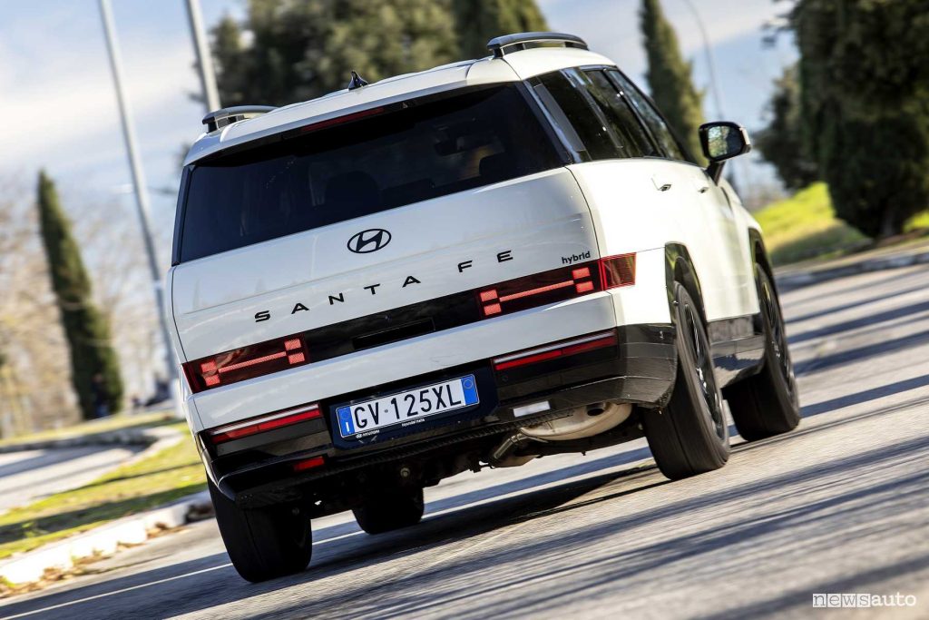 Hyundai Santa Fe Hybrid su strada