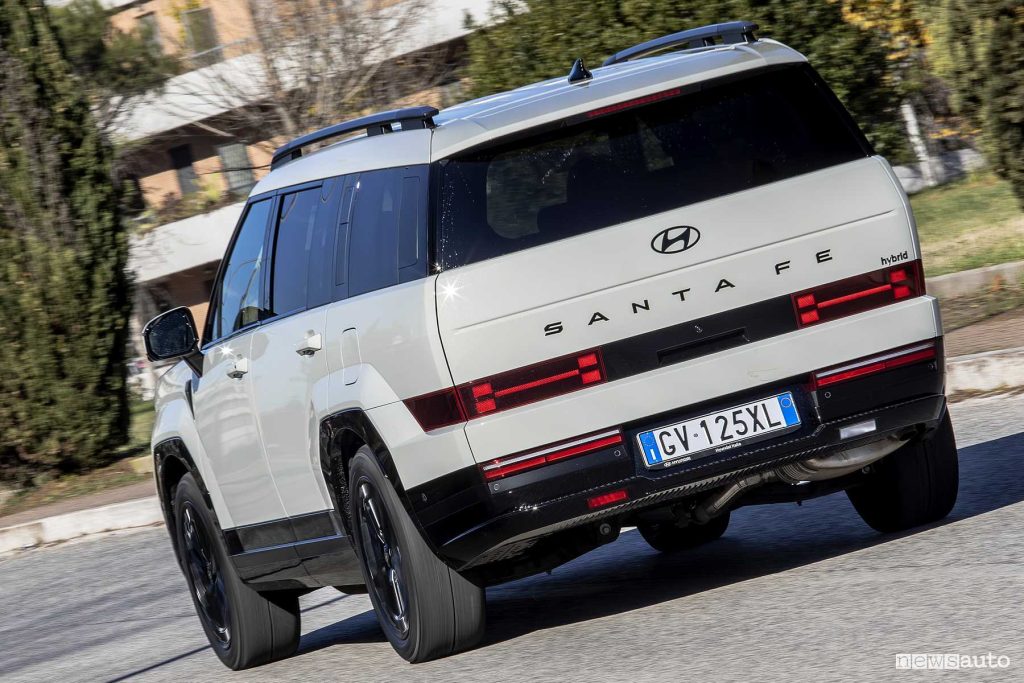 Hyundai Santa Fe Hybrid su strada