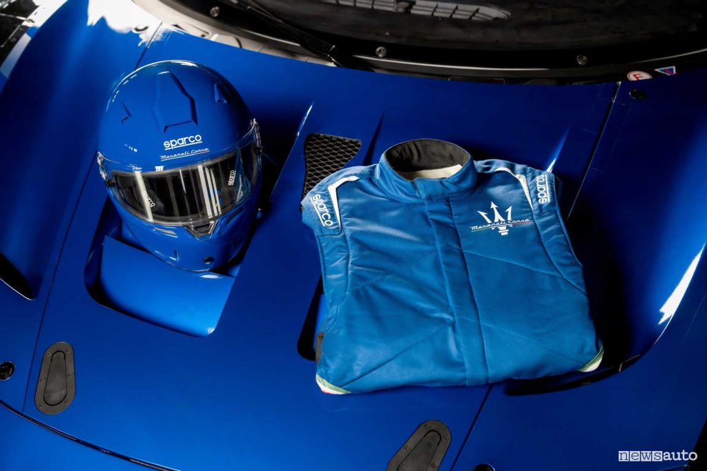 Casco e tuta kit Sparco Maserati Corse Replica