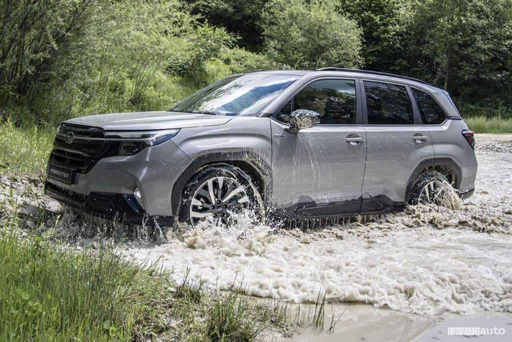 Subaru Forester 2025 guado sullo sterrato