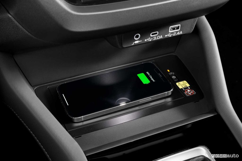 Subaru Forester 2025 vano per ricarica wireless smartphone