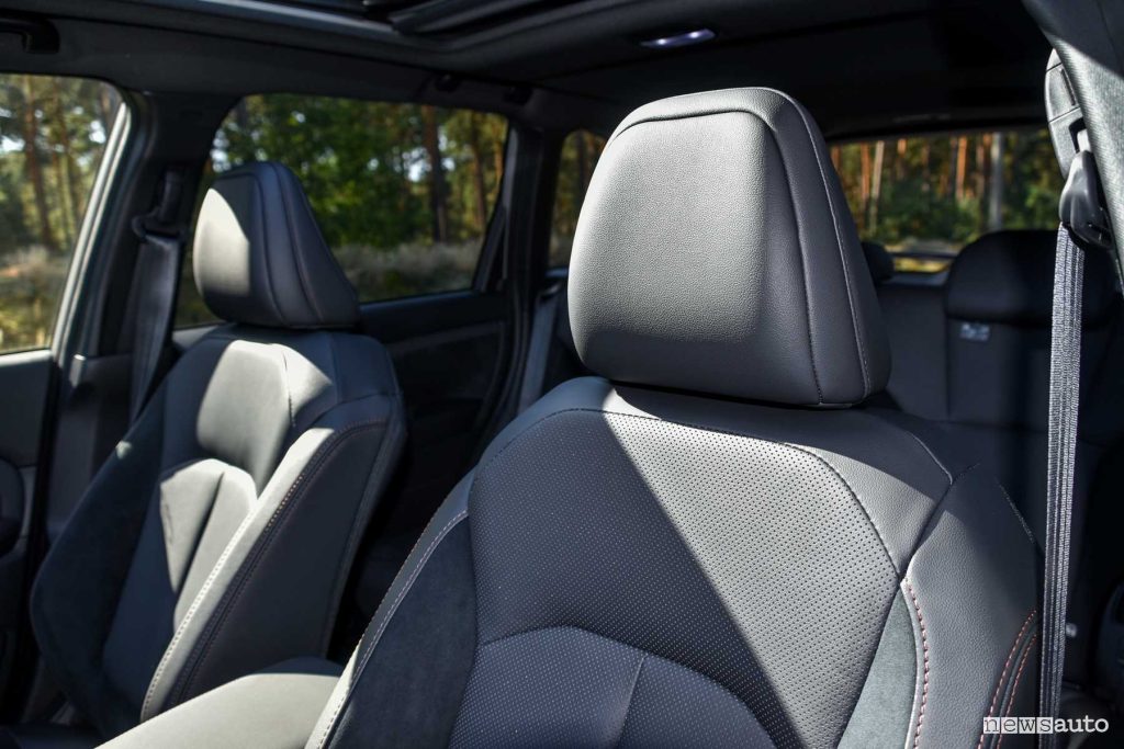 Subaru Forester 2025 poggiatesta sedili anteriori