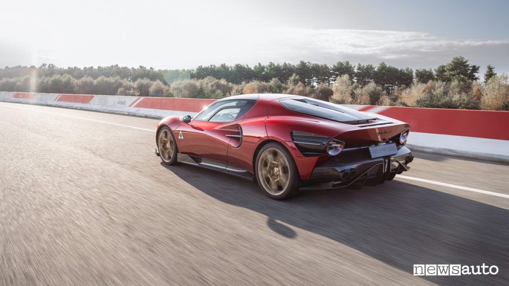 Alfa Romeo 33 Stradale sul Circuito di Balocco guidata da Valtteri Bottas