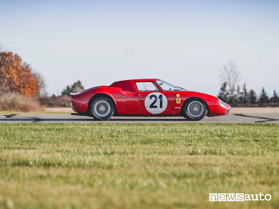 Ferrari 250 LM vista di profilo