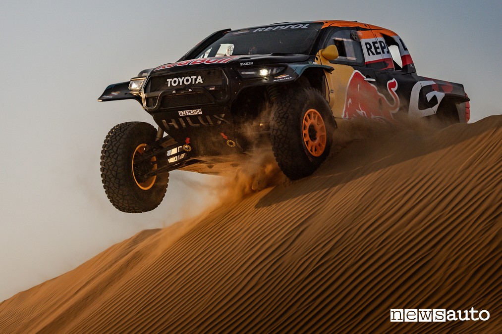 negli orari delle tappe della Dakar 2025 potrai vedere in azione la Toyota GR Hilux Dakar 2025