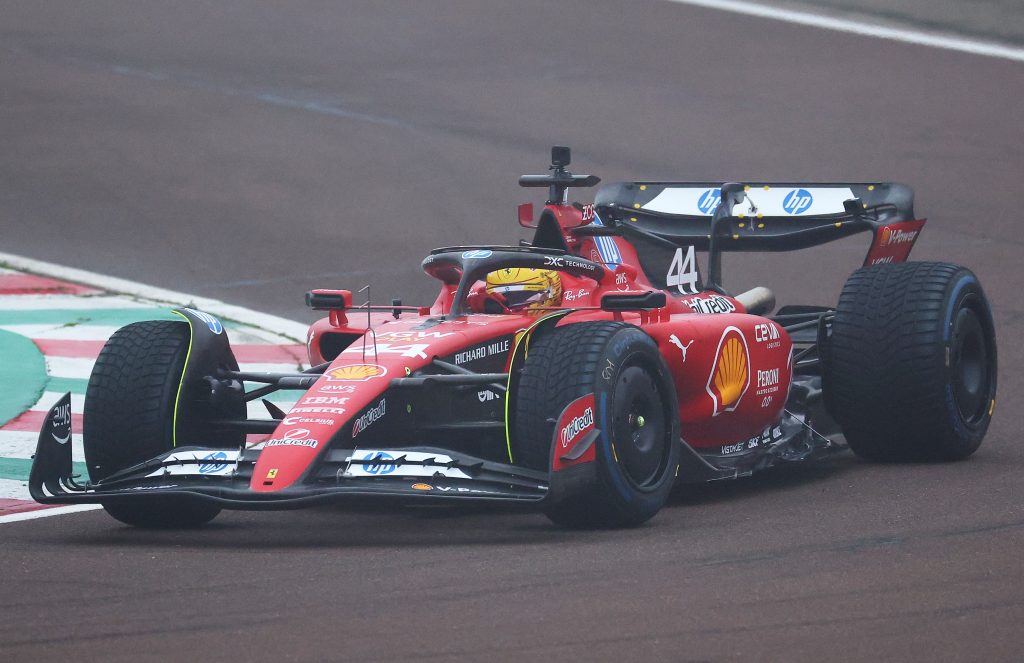 Lewis Hamilton test Ferrari SF-23 sulla Pista di Fiorano con le gomme rain