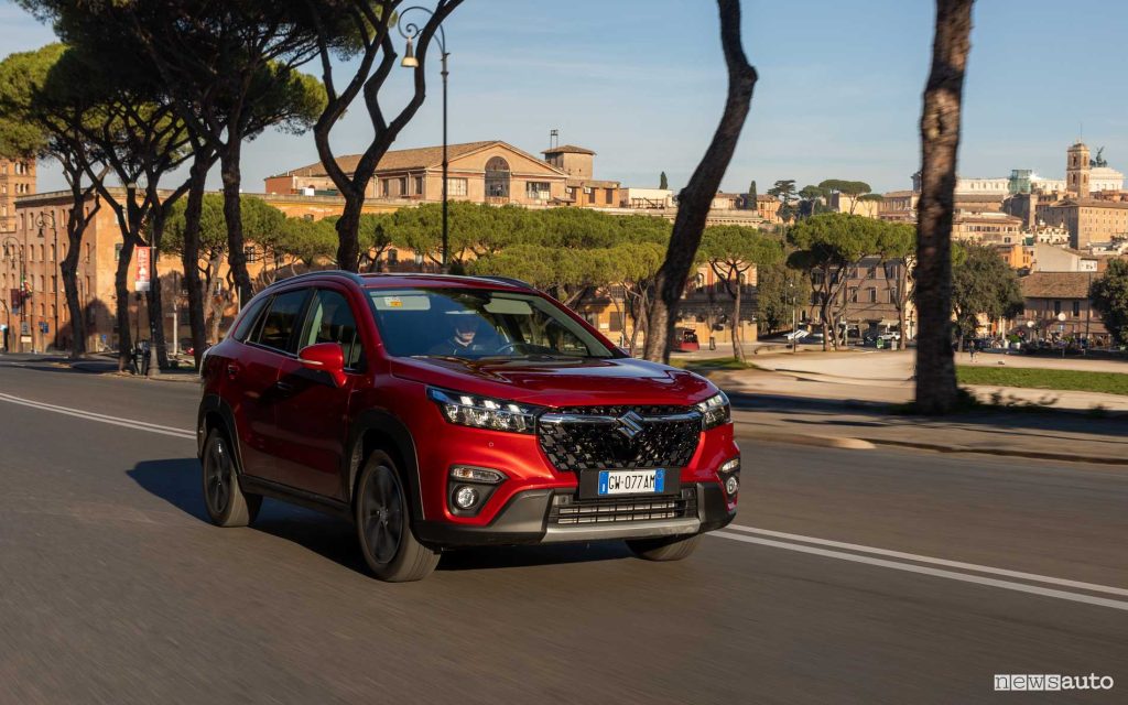 Suzuki S-Cross 2025 su strada a Roma