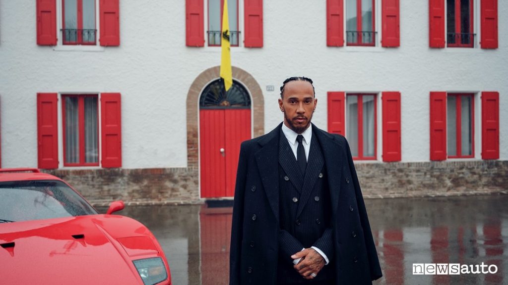 Lewis Hamilton primo giorno in Ferrari a fianco della Ferrari F40, oggi 20 gennaio 2025
