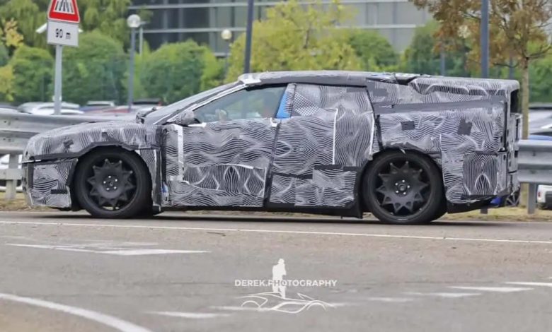 Foto spia del prototipo molto vicino alla versione definitiva della Ferrari Elettrica