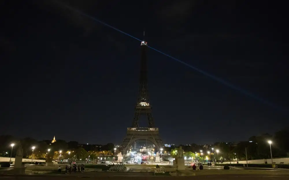 Tour Eiffel spenta a Parigi
