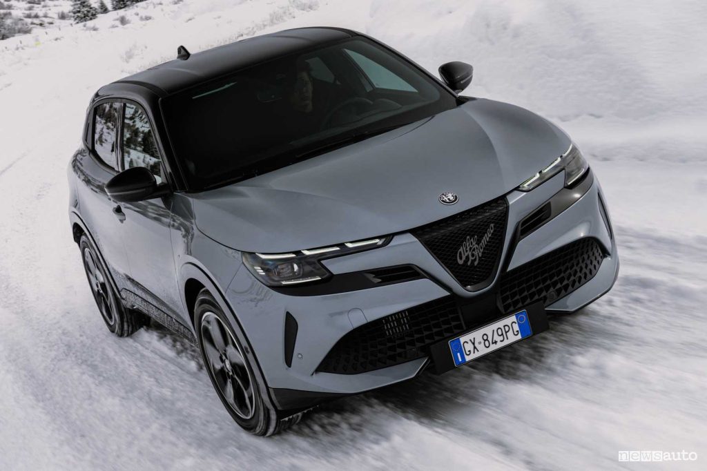 Alfa Romeo Junior ibrida Q4 sulla neve
