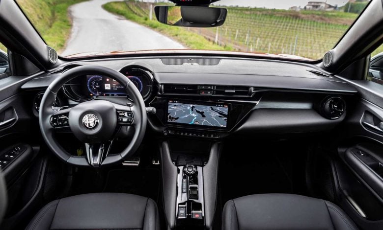 Alfa Romeo Junior Q4 (Rosso Brera) plancia abitacolo