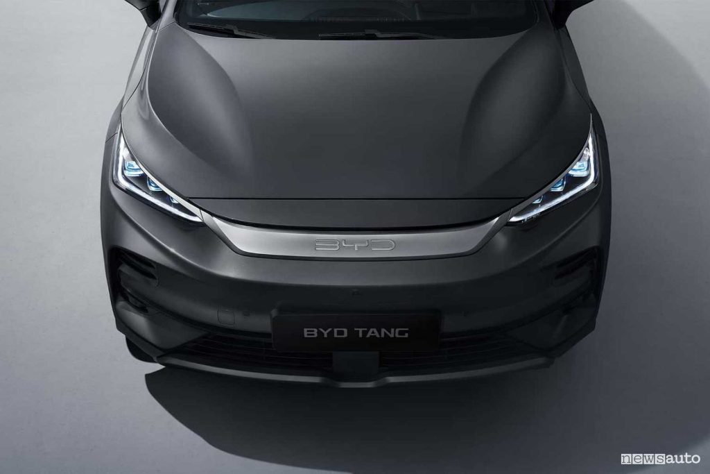 BYD Tang frontale firma luminosa