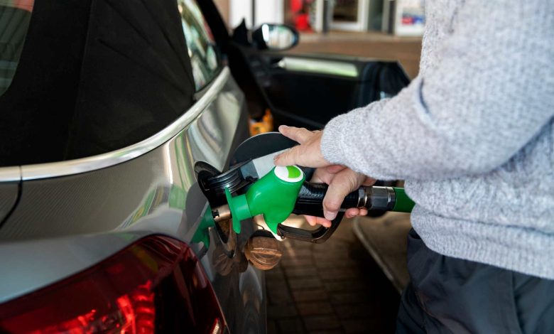 Guida ai motori auto: tutto sulle alimentazioni presenti sul mercato. In foto un rifornimento di carburante, benzina verde.