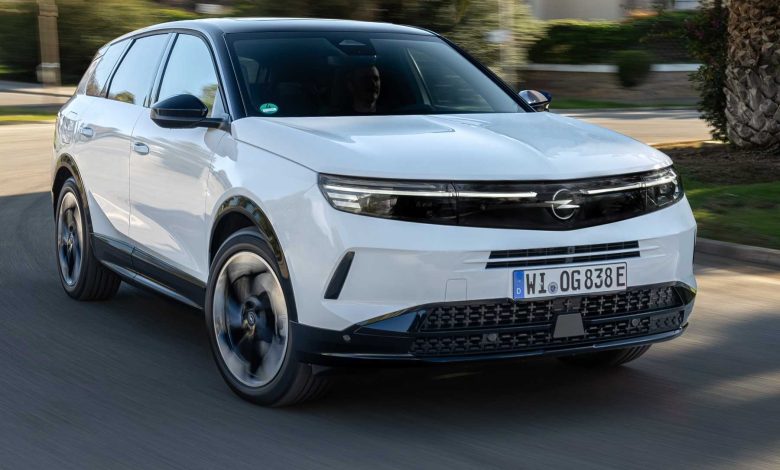 Opel Grandland ibrido plug-in su strada