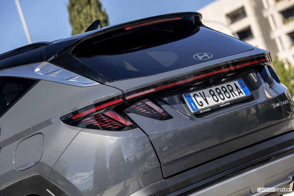 Hyundai Tucson plug-in hybrid fari posteriore firma luminosa