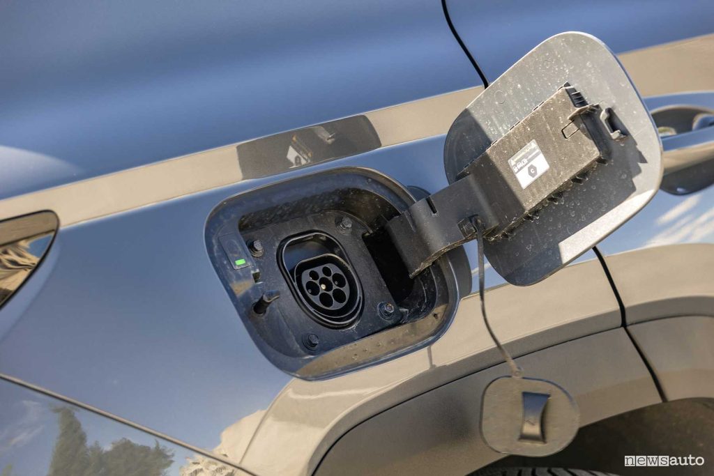 Hyundai Tucson plug-in hybrid vano per la ricarica in AC