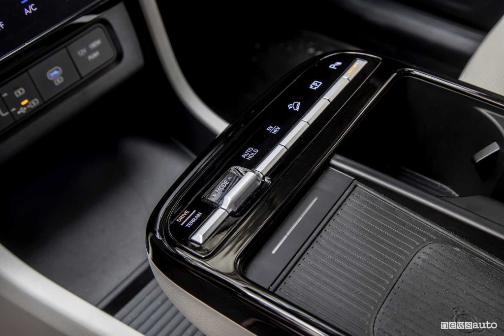 Hyundai Tucson plug-in hybrid comandi bracciolo centrale
