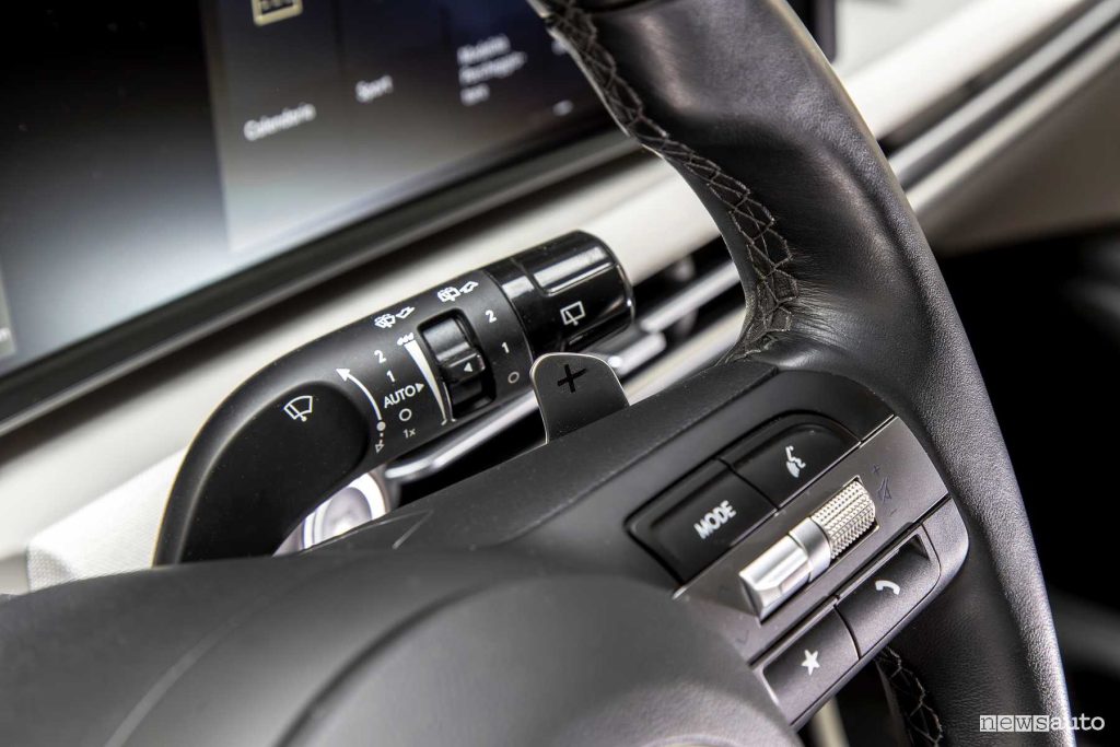 Hyundai Tucson plug-in hybrid paletta e comandi al volante