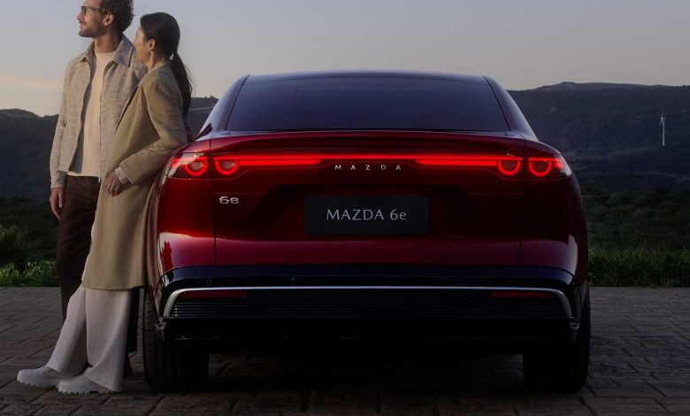 Nuova Mazda 6e posteriore firma luminosa