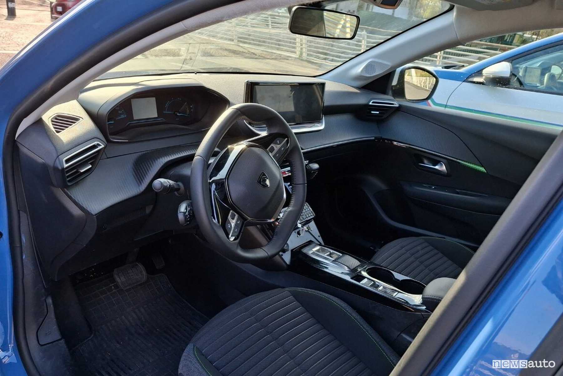 L'abitacolo della Peugeot E-208 della Polizia
