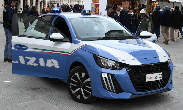 Peugeot E-208 elettrica della Polizia