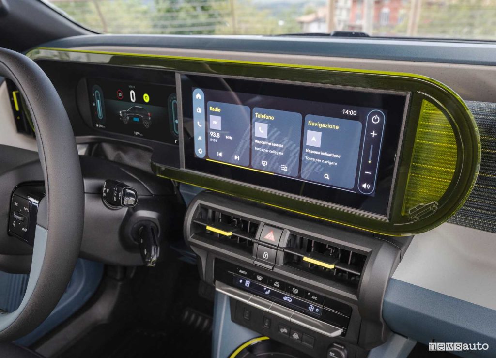Fiat Grande Panda Hybrid Icon display infotainment abitacolo