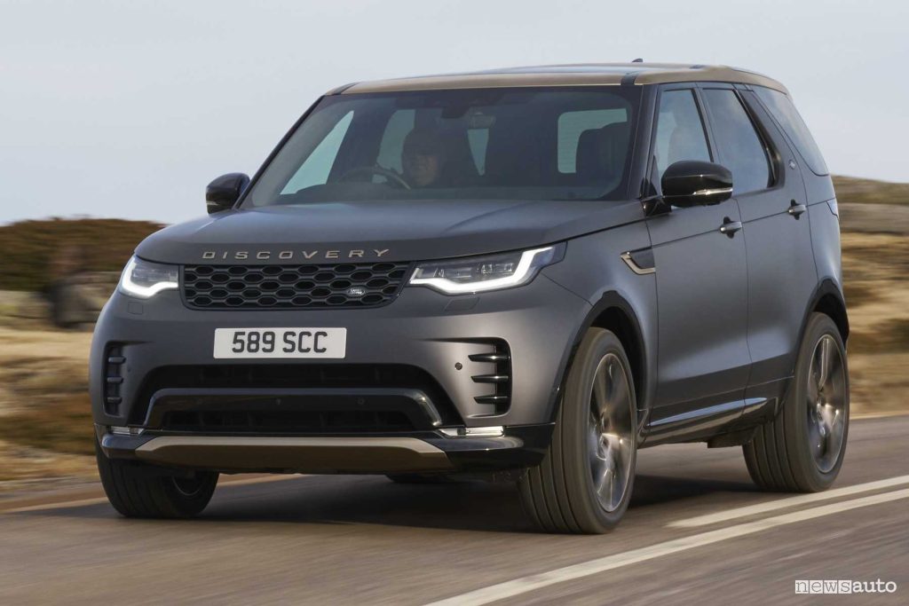 Land Rover Discovery Tempest su strada