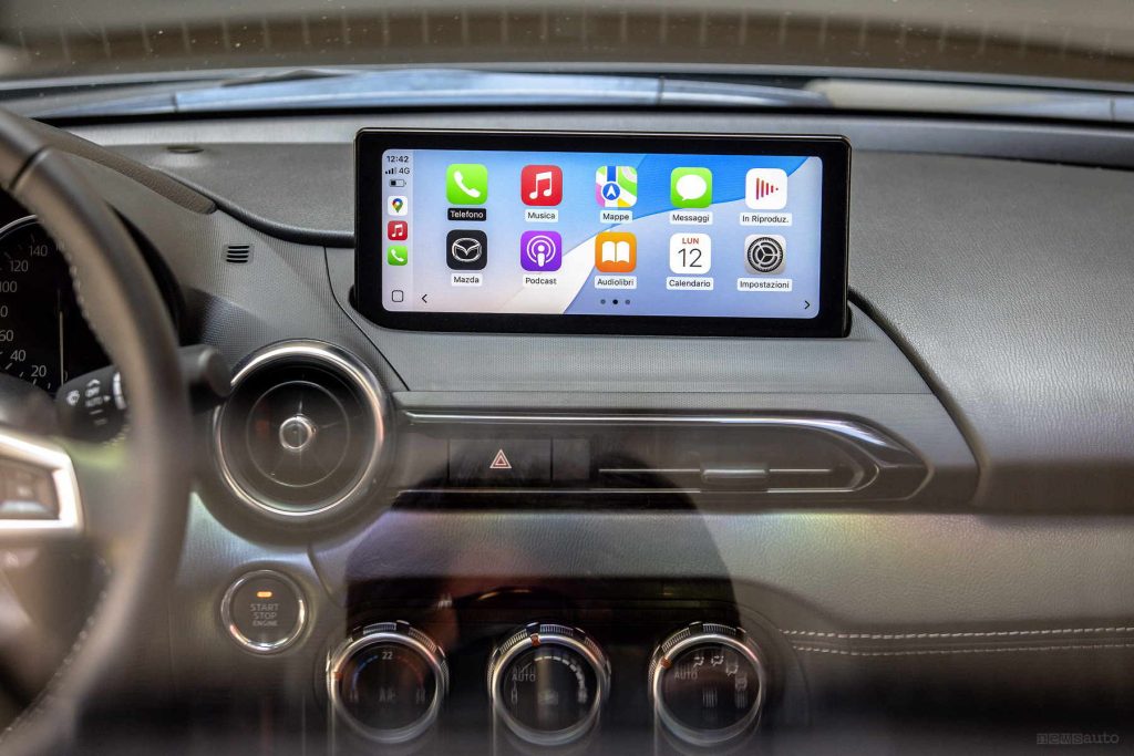 Schermo LCD touch da 8,8'' con Apple Car Play collegato