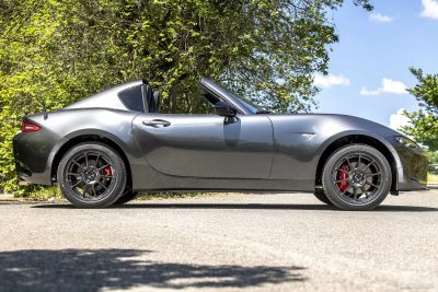 MX-5 RF Homura 2025 l'apertura della capote rigida motorizzata