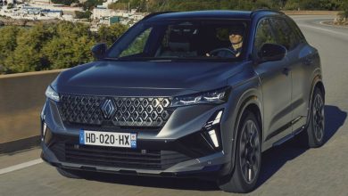 Nuova Renault Austral Esprit Alpine grigia su strada
