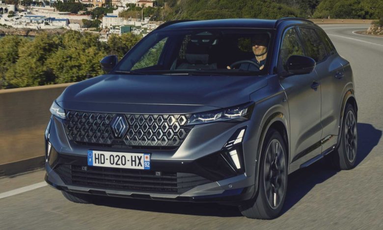 Nuova Renault Austral Esprit Alpine grigia su strada