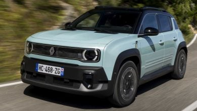 Renault 4 E-Tech electric Iconic su strada