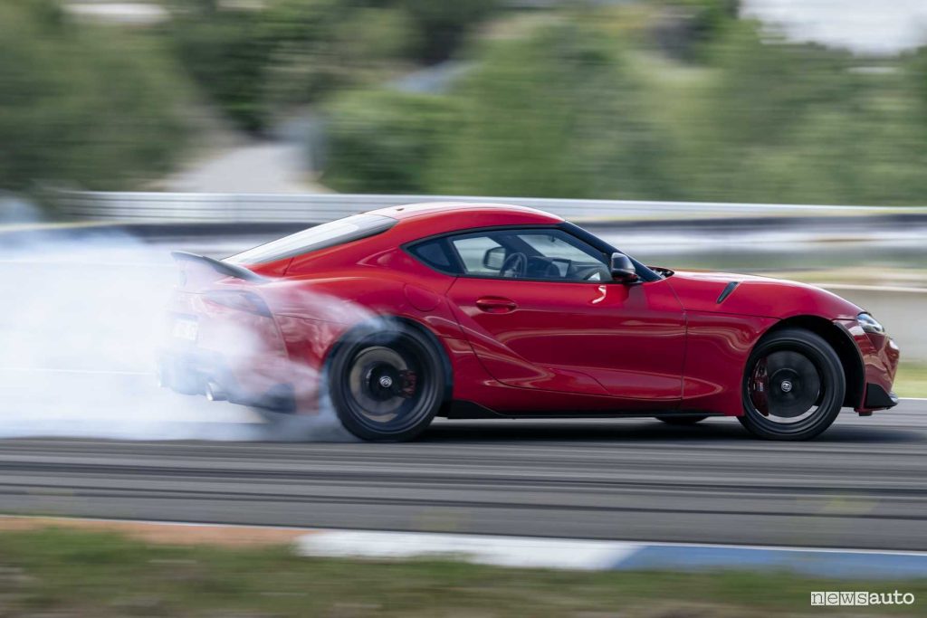 Toyota GR Supra Lightweight EVO in derapata