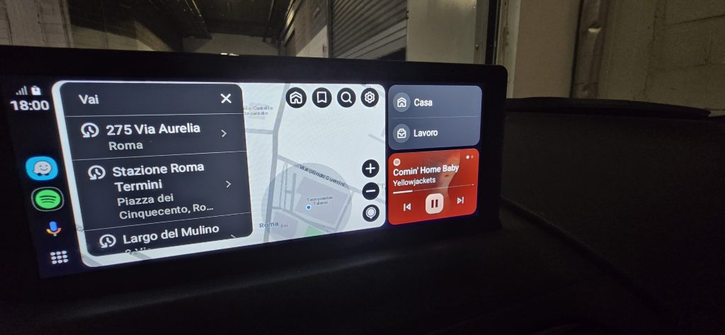 La classica schermata di un sistema Android Auto. lo schermo può essere suddiviso a piacimento e fino ad un massimo di tre riquadri come mostrato in questa immagine.