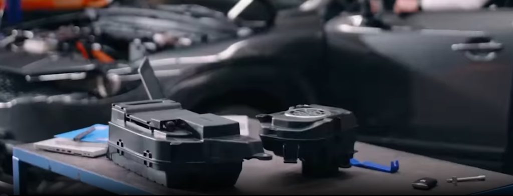 Il subwoofer montato in un cabinet in ABS sulla MX-5