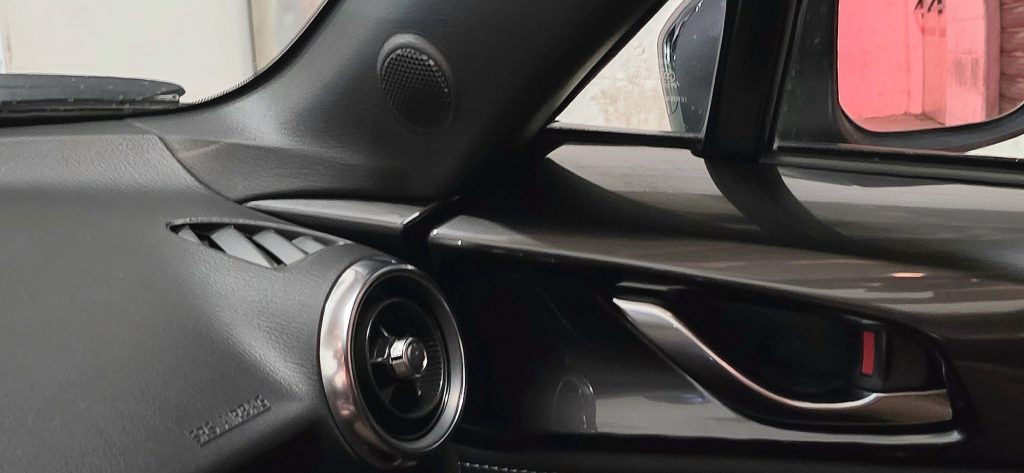 Il tweeter anteriore collocato sul montante della Mx-5