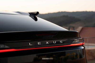 Lexus RZ 500e Luxury firma luminosa posteriore