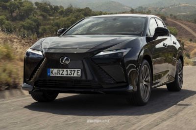Lexus RZ 500e Luxury su strada