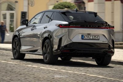 Lexus RZ 550e F Sport su strada