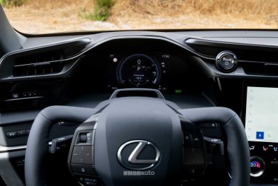 Lexus RZ 550e F Sport display quadro strumenti