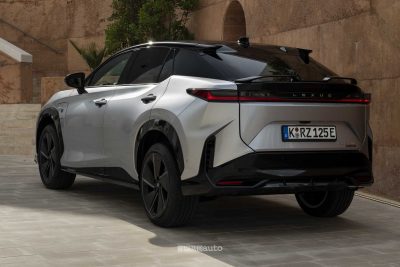 Lexus RZ 550e F Sport posteriore 3/4