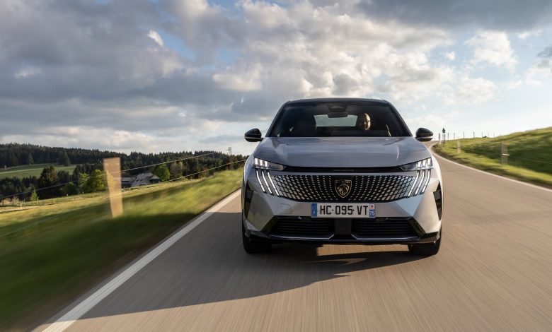 Peugeot 3008 AWD vista anteriore in movimento