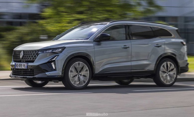 Renault Espace full hybrid E-Tech Iconic su strada