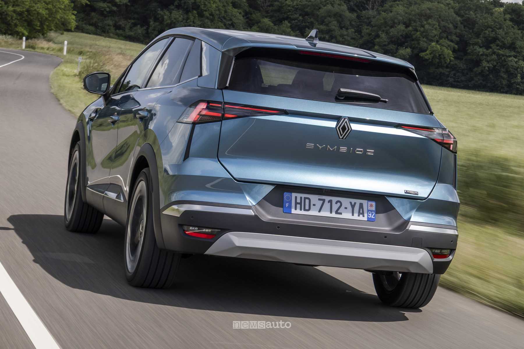 Renault Symbioz full hybrid E-Tech Iconic su strada