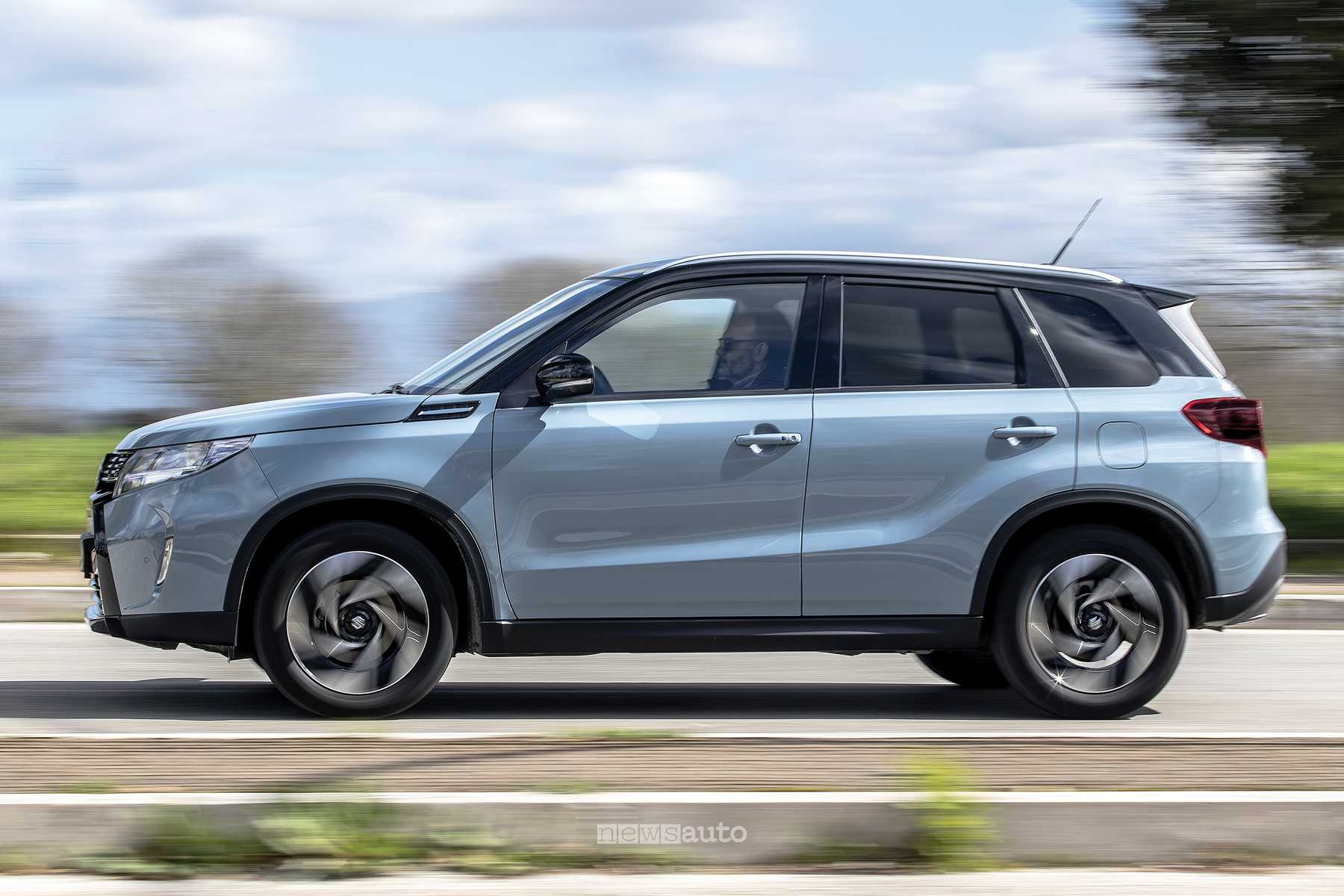 La Suzuki Vitara in promozione durante un test su strada di NEWSAUTO