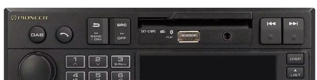 Questa immagine evidenza quello che si cela sotto lo sportellino che in passato era il vano di caricamento della musicassetta. Oggi troviamo una presa USB ed un jack per l'ingresso ausiliario.