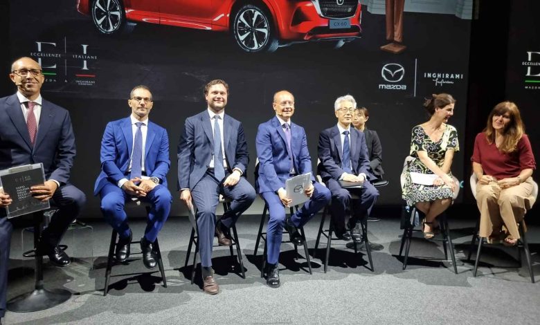 Da Sx Claudio di Benedetto (Mazda Italia), Rocco Orefice ( Direttore Generale dell’Associazione Marchi Storici d’Italia), Tommaso Inghirami (Direttore di Inghirami Company) , l'AD Roberto Pietrantonio di Mazda Italia, Suzuki Satoshi (ambasciatore del Giappone in Italia, San Marino e Malta), Caterina Crepax (Architetto e Artista della carta)