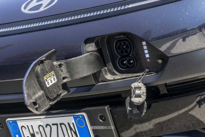 Hyundai Kona Electric N Line vano per la ricarica in AC/DC
